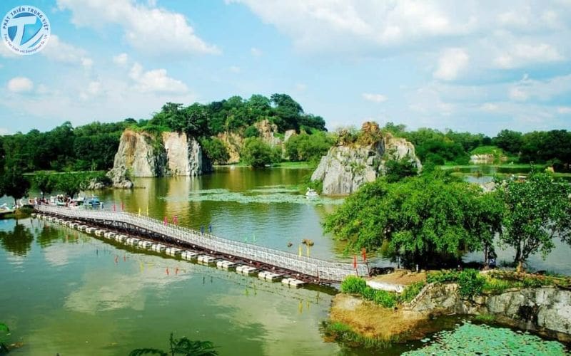 Khu du lịch Bửu Long nằm ở bờ tả của dòng sông Đồng Nai 